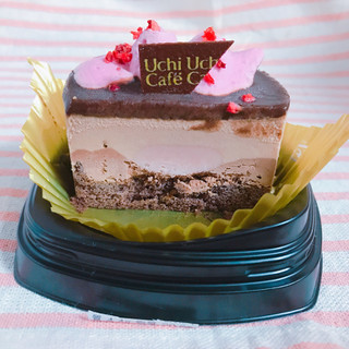 「ローソン Uchi Cafe’ SWEETS ルビーチョコレートのショコラケーキ」のクチコミ画像 by レビュアーさん