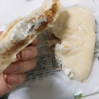 「ローソン 欅坂46さんかくパン きなこクリーム＆ホイップ 黒糖求肥入」のクチコミ画像 by むぎのまるさん