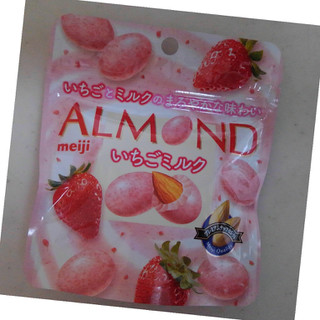 「明治 アーモンドチョコレート いちごミルク 袋47g」のクチコミ画像 by レビュアーさん
