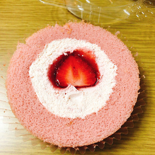 「ローソン いちごづくしロールケーキ あまおう苺のせ」のクチコミ画像 by ウサ太郎さん