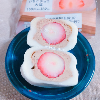「ファミリーマート いちごチョコ大福」のクチコミ画像 by レビュアーさん