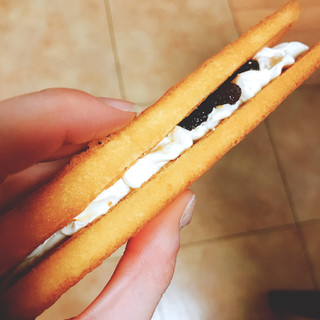 「ファミリーマート 香ばしいクッキーのクリームサンド レーズン」のクチコミ画像 by ユズハさん