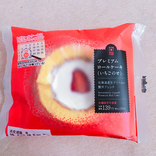「ローソン Uchi Cafe’ SWEETS スプーンで食べるプレミアムロールケーキ いちごのせ 袋1個」のクチコミ画像 by レビュアーさん