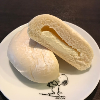 「ファミリーマート ファミマ・ベーカリー 白いチーズクリームパン」のクチコミ画像 by すずしろさん