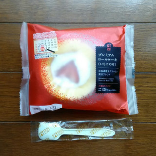 「ローソン Uchi Cafe’ SWEETS スプーンで食べるプレミアムロールケーキ いちごのせ 袋1個」のクチコミ画像 by 永遠の三十路さん