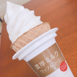 「ローソン Uchi Cafe’ SWEETS 濃厚ミルクワッフルコーン ジャージー牛乳使用 180ml」のクチコミ画像 by えもパンさん