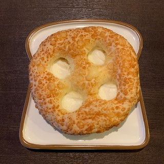 「ファミリーマート ファミマ・ベーカリー チーズ塩パン」のクチコミ画像 by すずしろさん