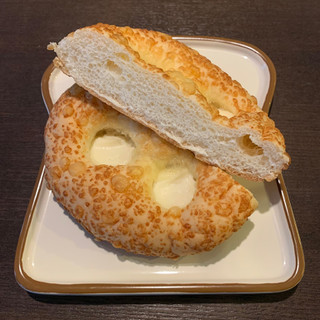 「ファミリーマート ファミマ・ベーカリー チーズ塩パン」のクチコミ画像 by すずしろさん