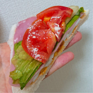 「セブン-イレブン トマトの彩り野菜サンド」のクチコミ画像 by レビュアーさん