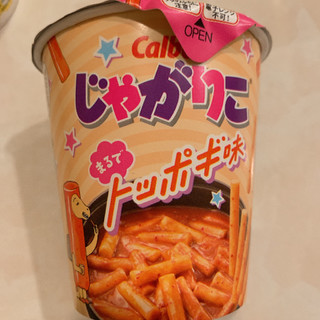 「カルビー じゃがりこ まるでトッポギ味 カップ58g」のクチコミ画像 by fish moonさん