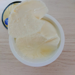 「セブンプレミアムゴールド 金のミルクアイス カップ125ml」のクチコミ画像 by ぺりちゃんさん