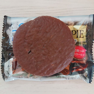 「ロッテ ‐8℃以下がおいしいチョコパイ アイスガトーショコラ 甘酸っぱいベリー仕立て 袋1個」のクチコミ画像 by ぺりちゃんさん