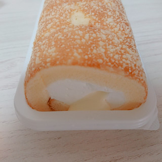 「ローソン 焼きチーズもち食感ロール のびーるチーズクリーム」のクチコミ画像 by ぺりちゃんさん