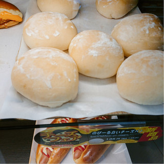 「デイリーヤマザキ デイリーホット のびーる白いチーズパン」のクチコミ画像 by ぺりちゃんさん
