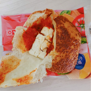 「ヤマザキ チーズとトマトのパン 袋1個」のクチコミ画像 by ぺりちゃんさん
