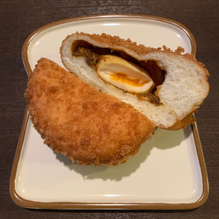 「ローソン とろーり半熟卵入りカレーパン」のクチコミ画像 by すずしろさん