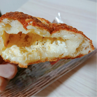 「ファミリーマート ファミマ・ベーカリー 3種のチーズパン」のクチコミ画像 by ぺりちゃんさん