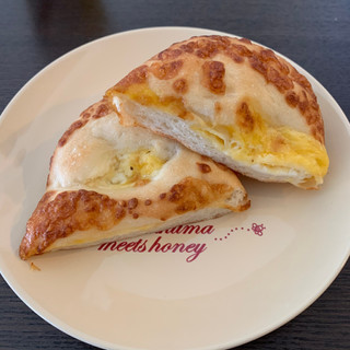 「ファミリーマート ファミマ・ベーカリー 3種のチーズパン」のクチコミ画像 by すずしろさん