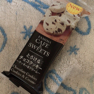 「ファミリーマート FAMIMA CAFE＆SWEETS とろけるチョコクッキー クッキー＆クリーム 袋6枚」のクチコミ画像 by まえ子んさん