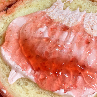 「Pasco 赤い苺のメロンパン 袋1個」のクチコミ画像 by まろりんぱさん