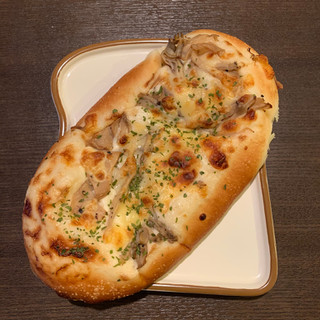 「セブン-イレブン こんがりチーズのもっちりきのこパン」のクチコミ画像 by すずしろさん