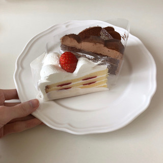 「ローソン Uchi Cafe’ SWEETS パーティーケーキ 苺＆チョコ 2個入」のクチコミ画像 by ヘルシーさん