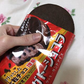 「江崎グリコ ガトーショコラ クッキーサンドアイス 袋1個」のクチコミ画像 by ヘルシーさん