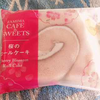 「ファミリーマート FAMIMA CAFE＆SWEETS 桜のロールケーキ」のクチコミ画像 by まえ子んさん