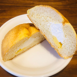 「ファミリーマート ファミマ・ベーカリー チーズホイップブールパン」のクチコミ画像 by Memoさん