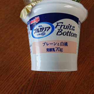 「明治 プルガリアヨーグルトLB 81 Fruit on the Bottom プレーンと白桃 カップ70g×2」のクチコミ画像 by みぃちゃんらいちゃんさん