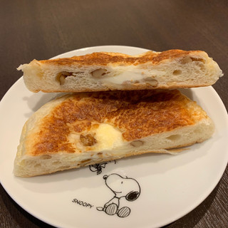 「神戸屋 ヨーロピアンエクシード くるみチーズ 袋1個」のクチコミ画像 by すずしろさん