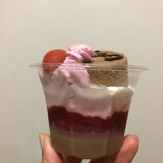「セブン-イレブン 苺とチョコの欲張りパフェ！」のクチコミ画像 by むチャさん