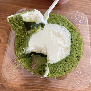 「ローソン Uchi Cafe’ SWEETS お抹茶ティラミスロールケーキ」のクチコミ画像 by IKT0123さん
