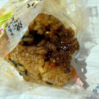 「セブン-イレブン もち麦もっちり！牛焼肉ビビンバおむすび」のクチコミ画像 by もぐミさん