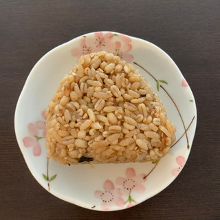 「セブン-イレブン もち麦もっちり！ルーロー飯おむすび」のクチコミ画像 by すずしろさん