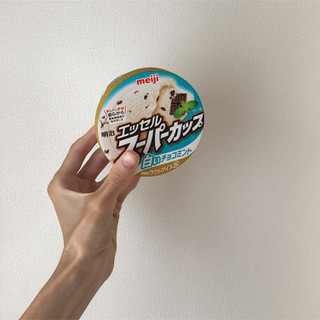 「明治 エッセル スーパーカップ 白いチョコミント カップ200ml」のクチコミ画像 by ヘルシーさん