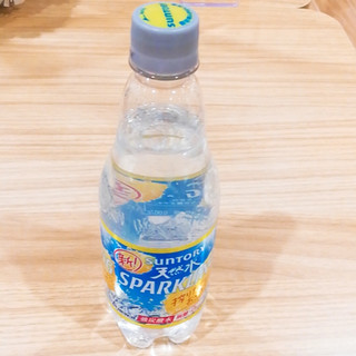 「サントリー 天然水 スパークリング レモン ペット500ml」のクチコミ画像 by ミヌゥさん