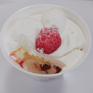 「ローソン CUPKE とろけるクリームの苺ショート」のクチコミ画像 by ぺりちゃんさん