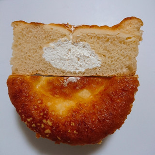 「ファミリーマート ファミマ・ベーカリー ケーキ仕立てのチーズクリームパン」のクチコミ画像 by ぺりちゃんさん