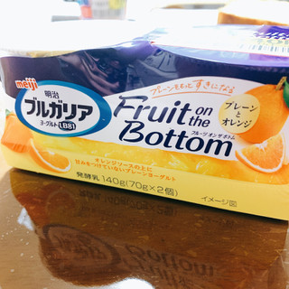 「明治 ブルガリア ヨーグルトLB81 Fruit on the Bottom プレーンとオレンジ カップ70g×2」のクチコミ画像 by ボスレーさん