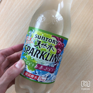 「サントリー 贅沢天然水スパークリング 白ぶどう＆赤ぶどう ペット500ml」のクチコミ画像 by つなまよねーずさん