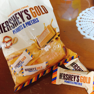 「HERSHEY’S GOLD ピーナッツ＆プレッツェル」のクチコミ画像 by ボスレーさん