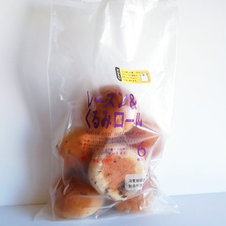 「タカキベーカリー レーズンとくるみのロールパン 袋6個」のクチコミ画像 by ミヌゥさん