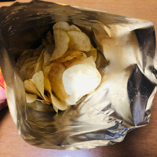 「カルビー ポテトチップス しあわせ濃厚バター 袋105g」のクチコミ画像 by Memoさん