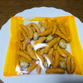 「亀田製菓 亀田の柿の種 2種の濃厚チーズ味 袋25g×6」のクチコミ画像 by Memoさん