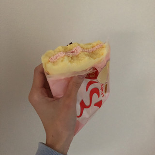 「ヤマザキ ふわふわスフレ 苺ミルククリーム 袋1個」のクチコミ画像 by ヘルシーさん