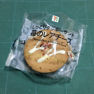 「セブン-イレブン しっとりクッキーサンド苺のレアチーズ」のクチコミ画像 by white hacker hachiさん