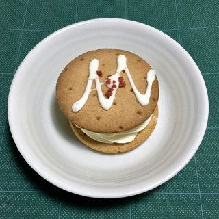 「セブン-イレブン しっとりクッキーサンド苺のレアチーズ」のクチコミ画像 by white hacker hachiさん