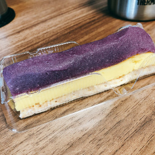 「ローソン Uchi Cafe’ SWEETS Specialite ほくとろ豊潤紫スイートポテト」のクチコミ画像 by ぴーせるさん