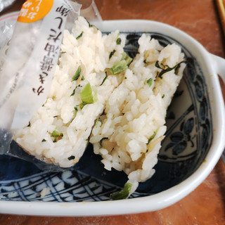 「セブン-イレブン かき醤油だし御飯の広島菜ちりめんおむすび」のクチコミ画像 by 久やんさん